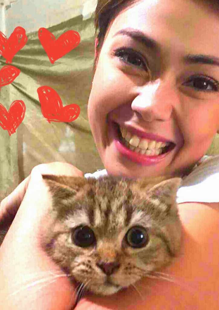 female celebrity smiling with he pet cat
