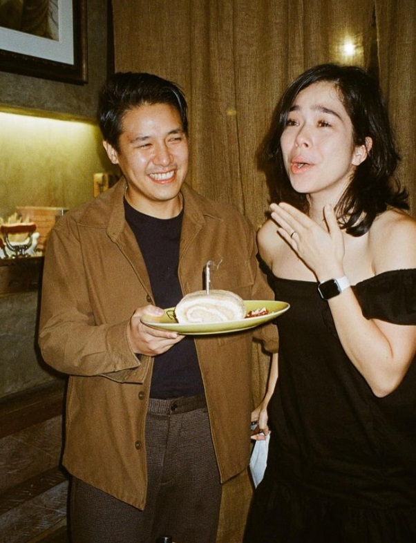 Jim Bacarro offering Saab Magalona her cake