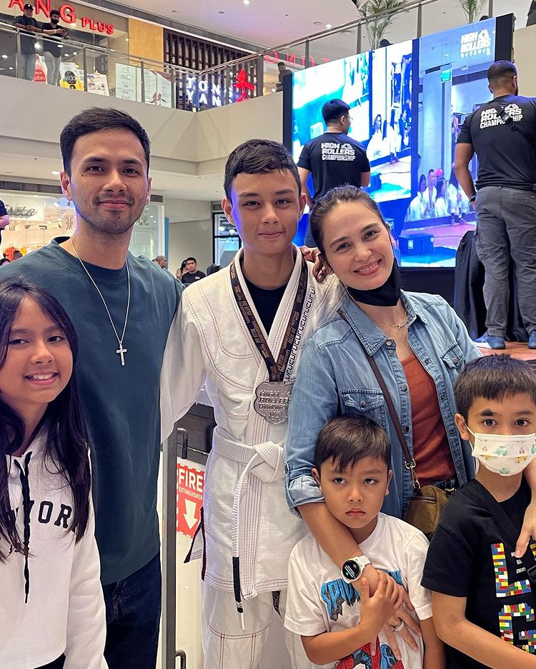 The whole family - Oyo Boy Sotto with Kristine Hermosa Sotto and their kids